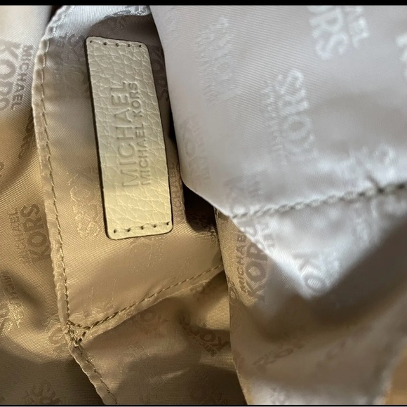 Michael Kors white leather handbag. - Picture 6 of 6